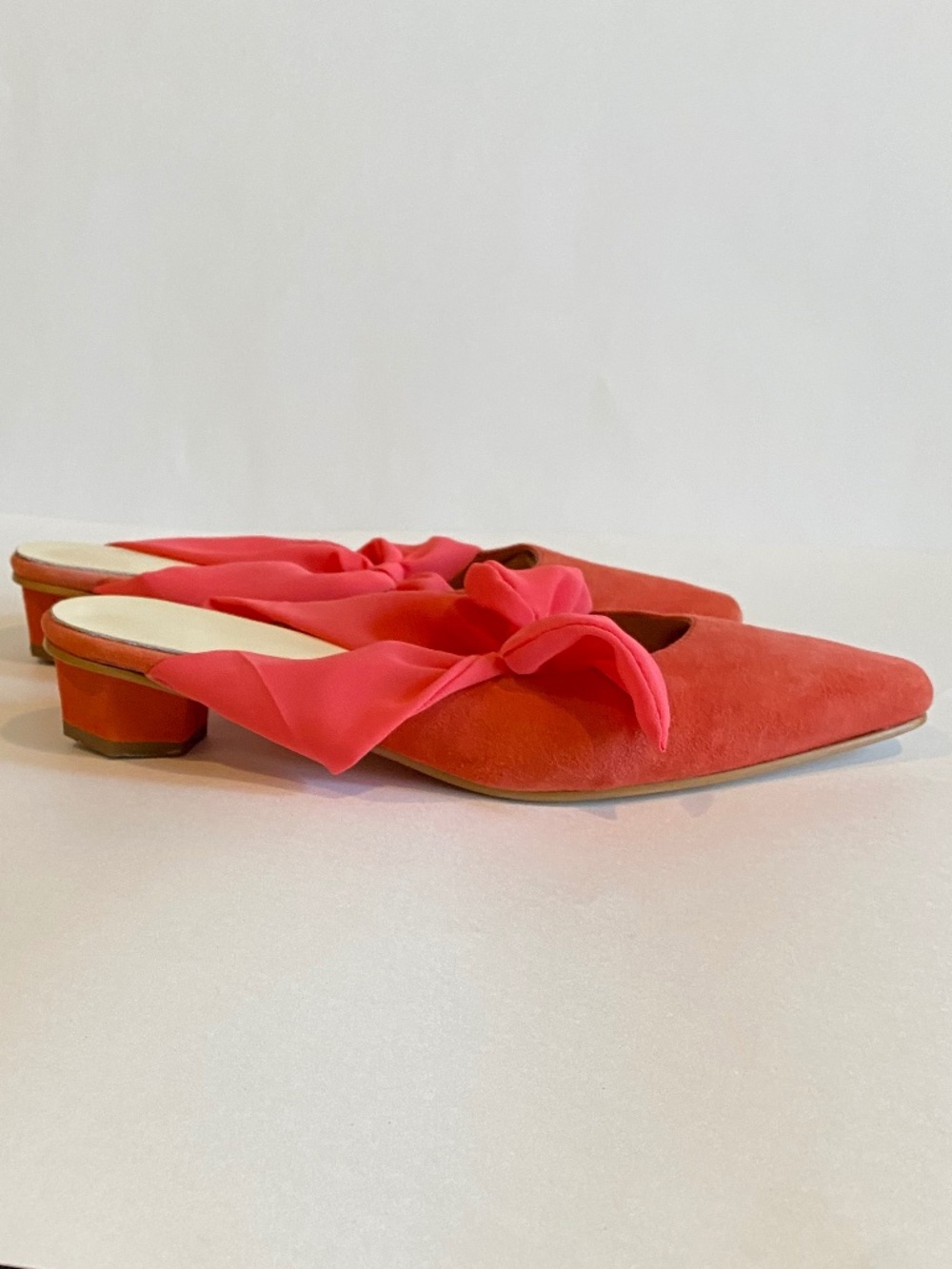 About Arianne | Rare Coral Suede Slides with Chiffon Bow | Size 41 - Picture 2 of 8